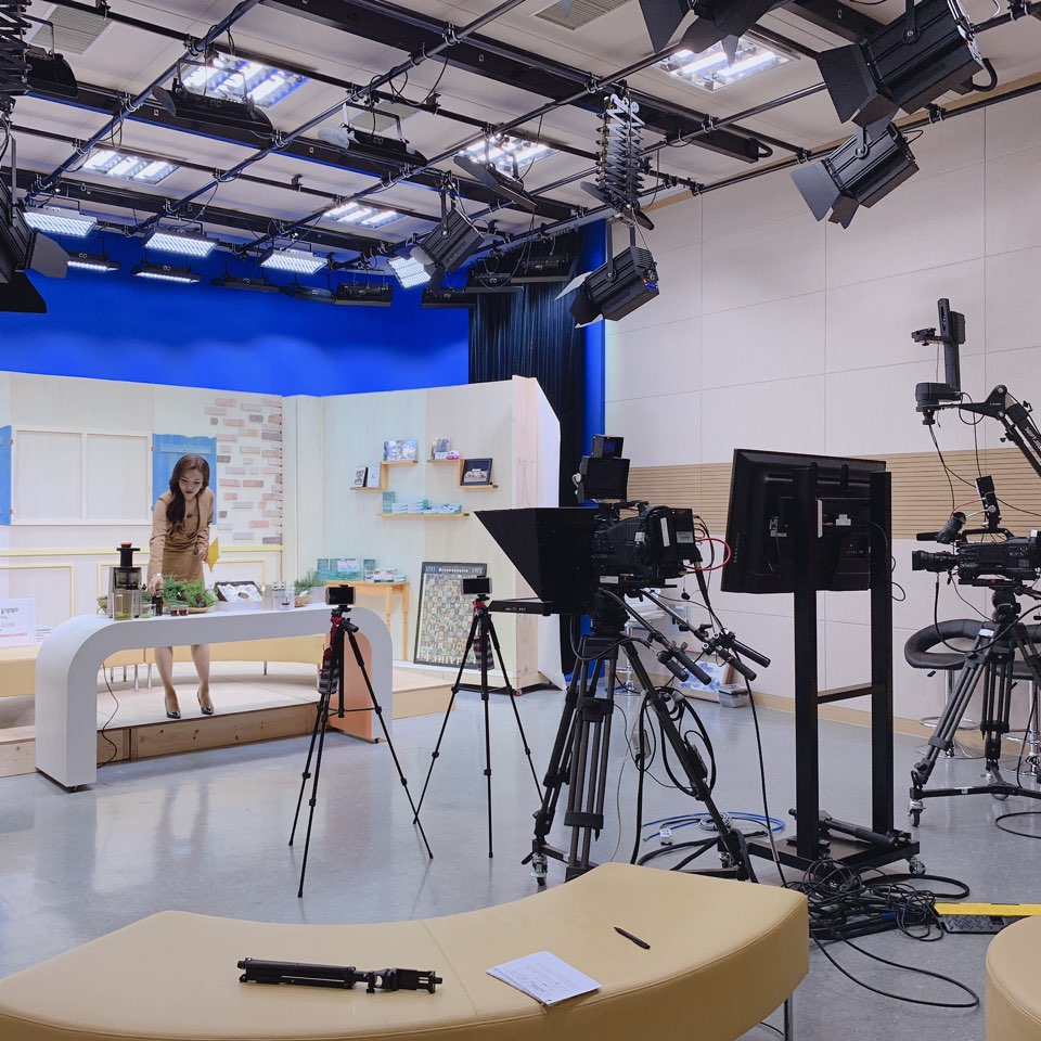 카메라와 조명이 설치된 방송 스튜디오