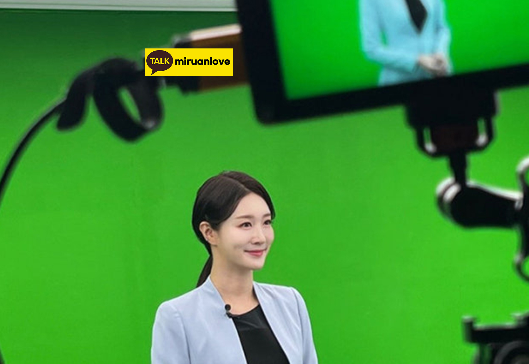 카메라 앞에서 실전 훈련 중인 진행자